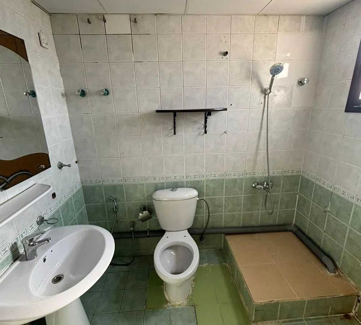 Large M Bedroom Attached Bathroom With Terrace Access In A Villa Sharjah Privat bolig