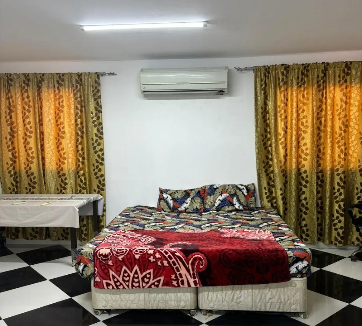 Quarto em Acomodações Particulares Large M Bedroom Attached Bathroom With Terrace Access In A Villa Sharjah